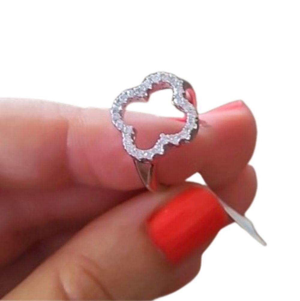 💥3/$55💥Silver Clover Ring with Inlaid Cubic Zircinia size 7